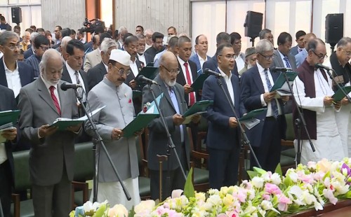 শপথ নিলেন নবনির্বাচিত সংসদ সদস্যরা